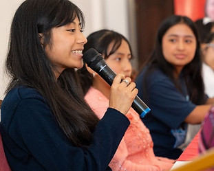 Ellas al frente 3.jpg