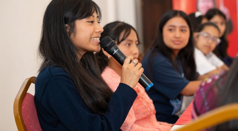 Ellas al frente 3.jpg